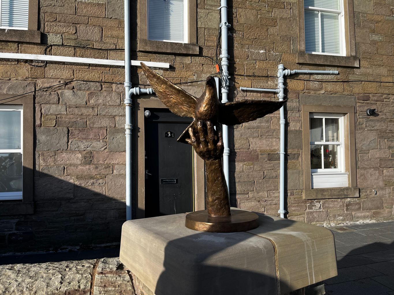 War heroine Winkie the pigeon honoured with Broughty Ferry sculpture